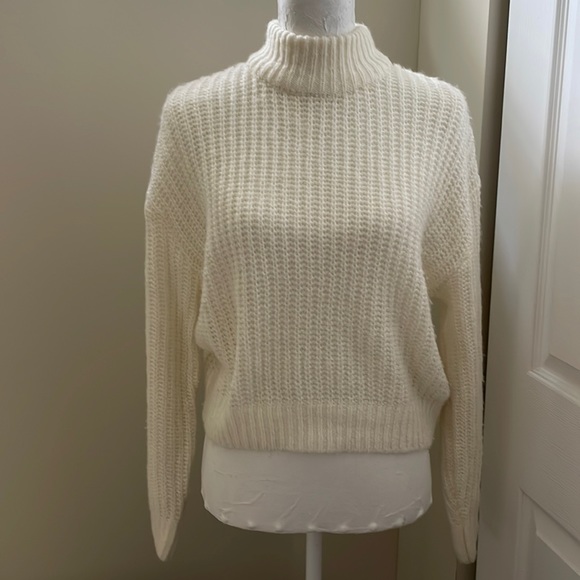 Divided soft acrylic crop sweater - Picture 1 of 7